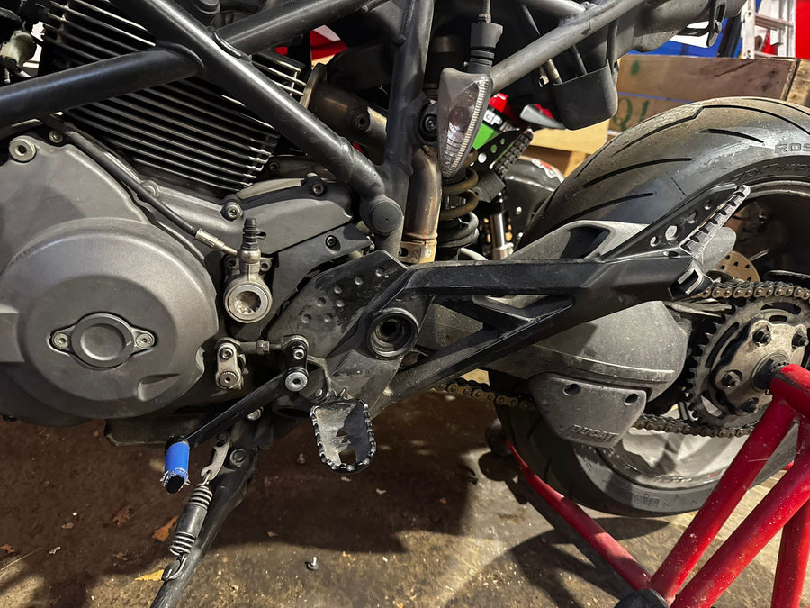 Platine repose pied gauche avec sélecteur - Ducati